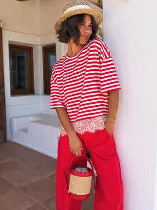 Tee-shirt rayé rouge avec sa dentelle