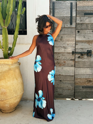 Robe SERENA chocolat avec ses fleurs bleues