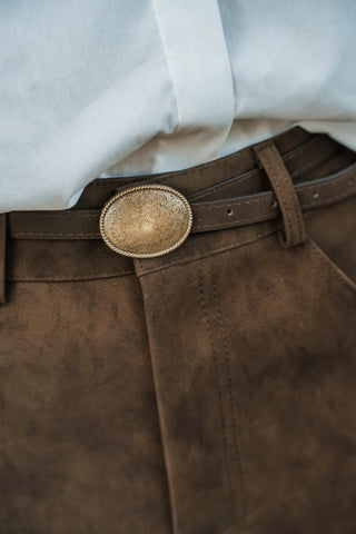 Jupe-short façon daim chocolat avec sa ceinture gravée