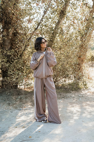 Ensemble jogging à carreaux beige