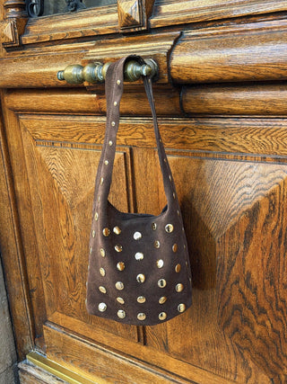 Sac en cuir chocolat clouté doré