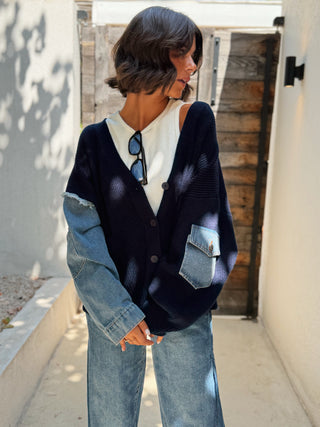 Gilet en maille et jean marine