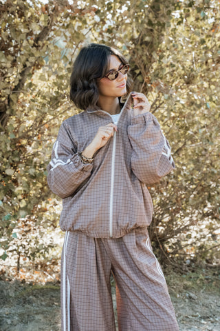 Ensemble jogging à carreaux beige