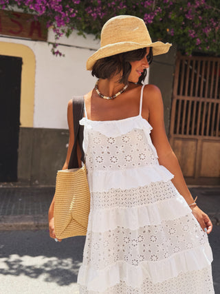 Robe en broderie anglaise à fines bretelles