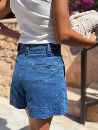 Short en jean avec sa ceinture
