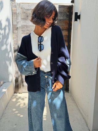 Gilet en maille et jean marine