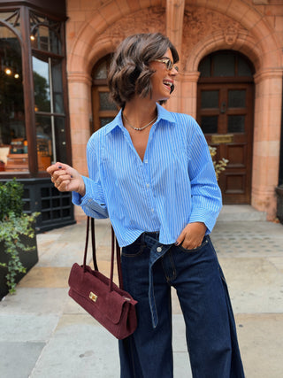 Chemise courte bleu a rayures blanche