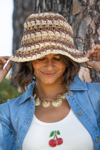 Chapeau rayé en raphia