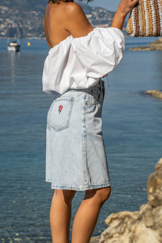 Bermuda avec sa rose brodée