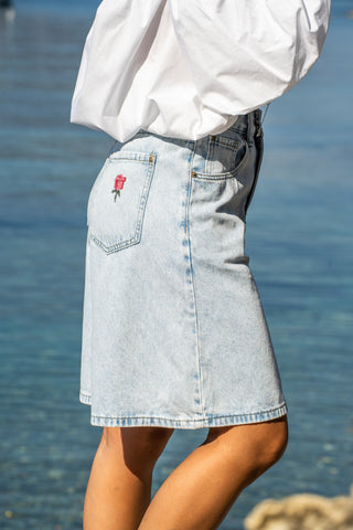 Bermuda avec sa rose brodée