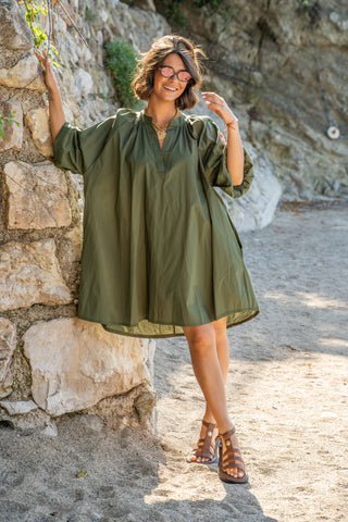 Robe courte avec ses broderies vert