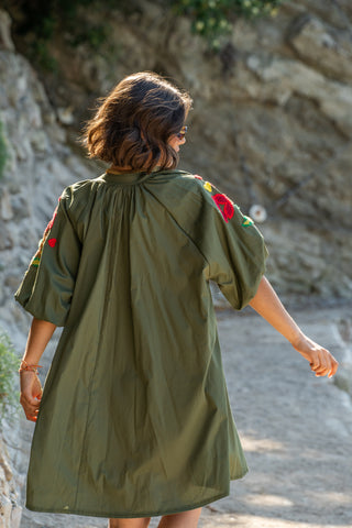 Robe courte avec ses broderies vert