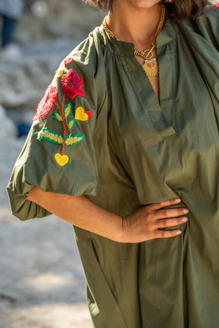 Robe courte avec ses broderies vert