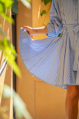 Robe chemise courte patineuse rayée bleu