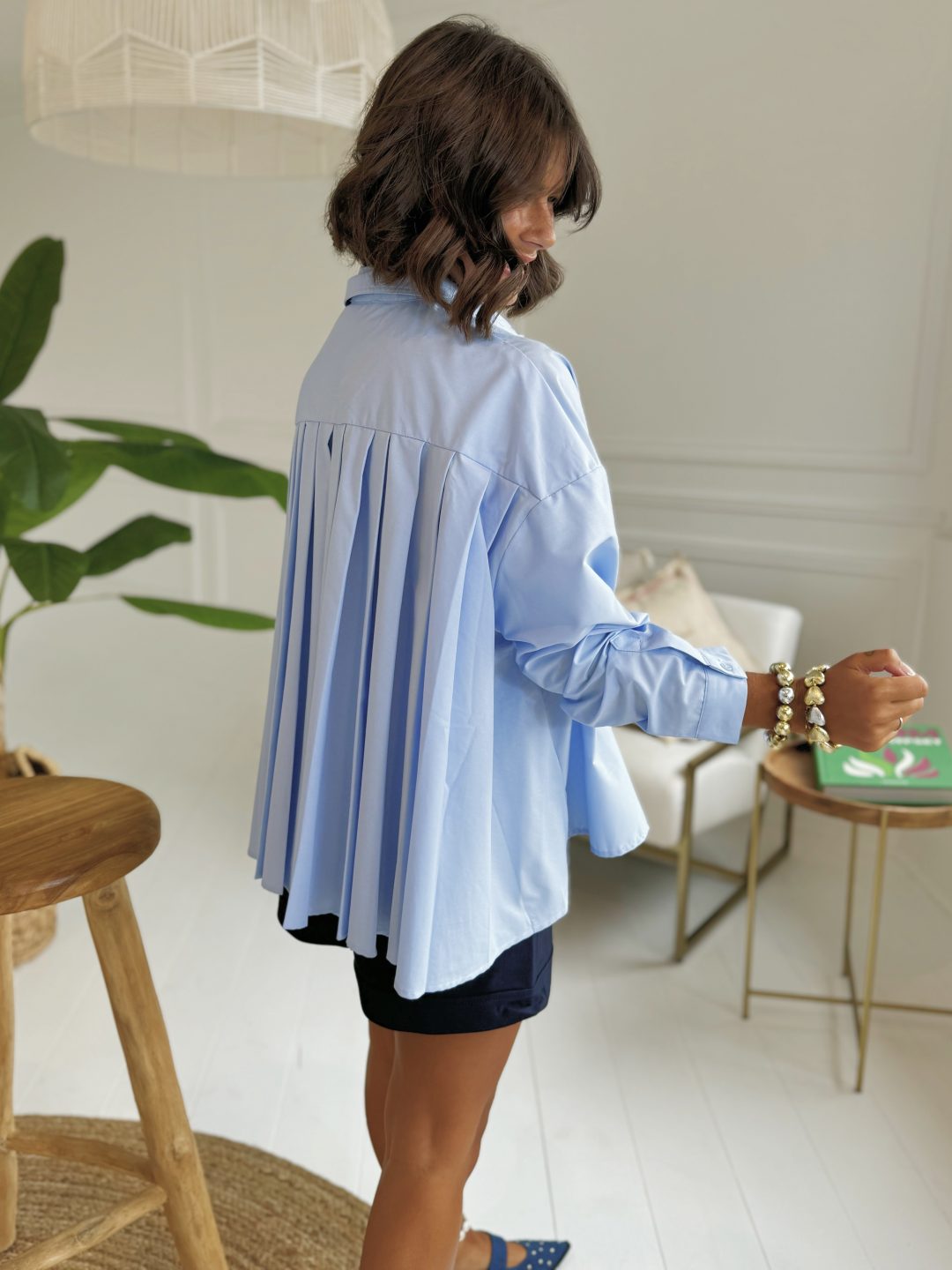 Chemise CHARLOTTE dos plissé bleu ciel – Image 4