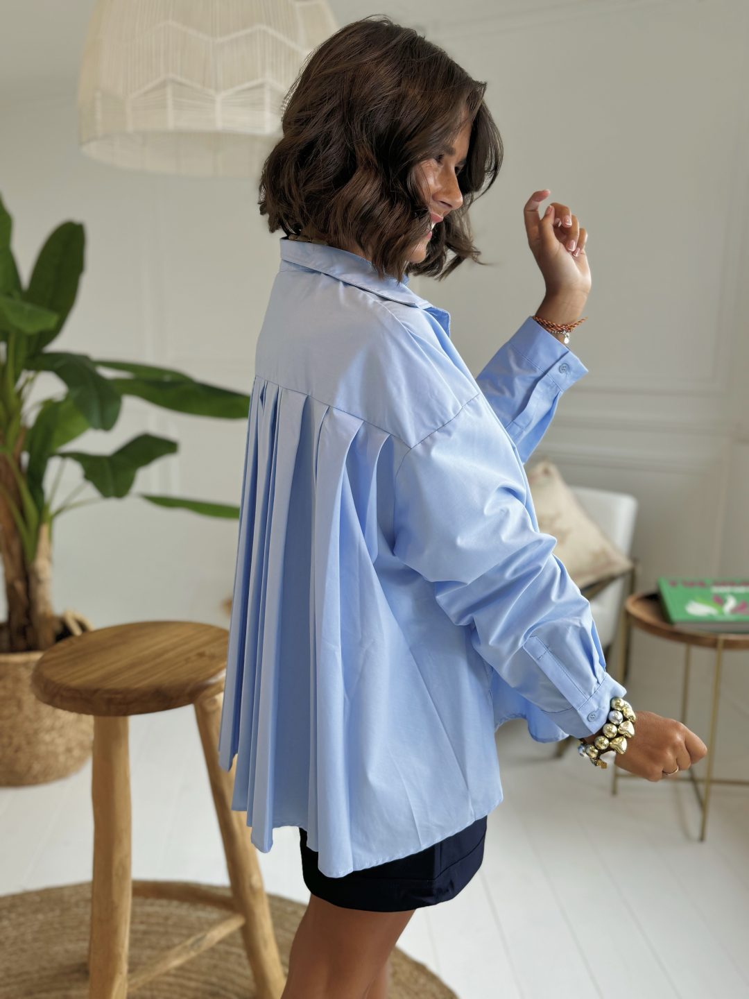 Chemise CHARLOTTE dos plissé bleu ciel – Image 2