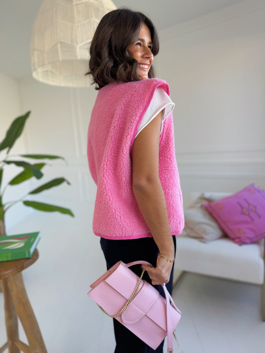 Veste sans manche TOUTE DOUCE en moumoute rose – Image 3