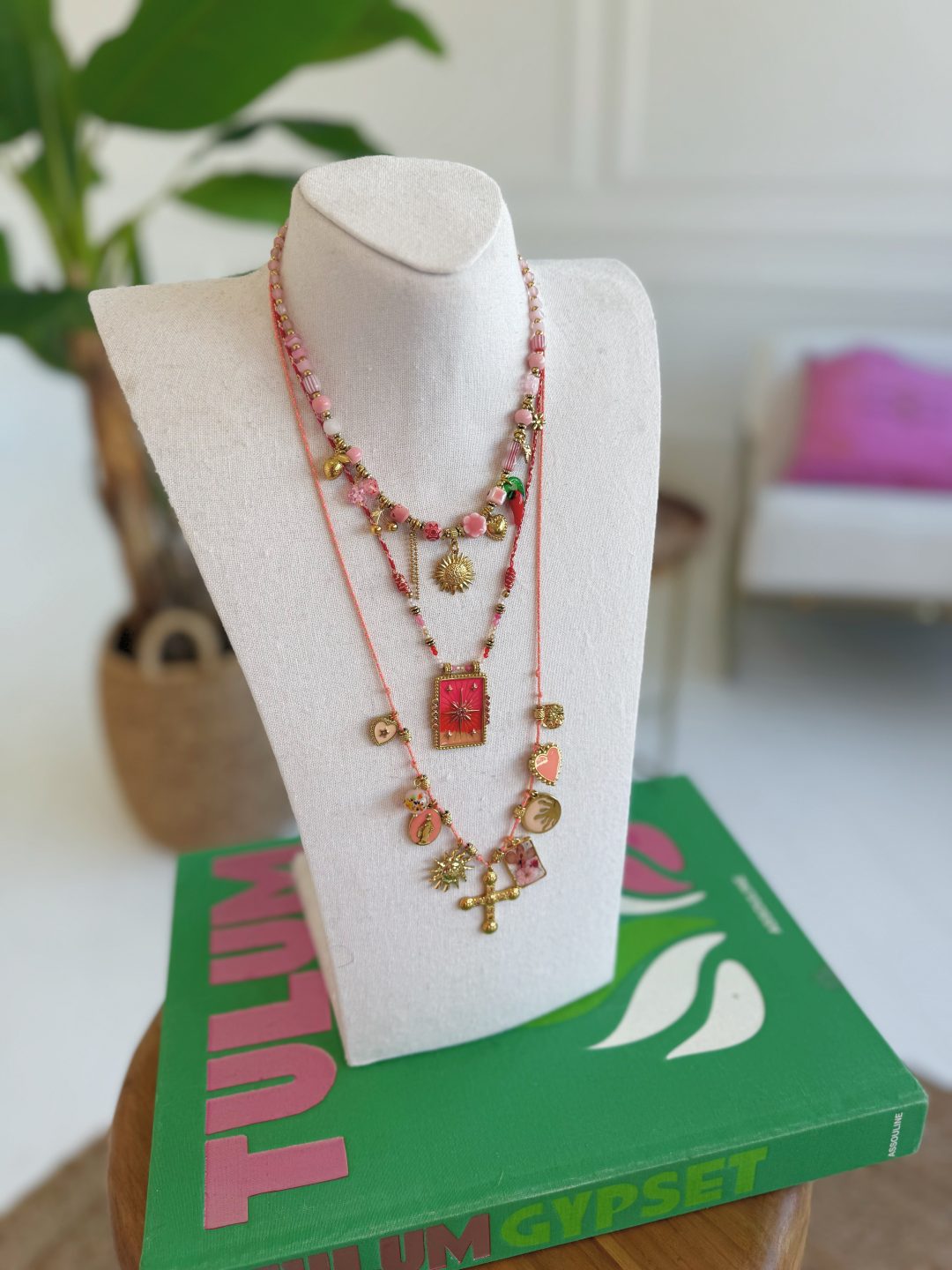 Collier sur cordon rose avec son soleil (longueur réglable)