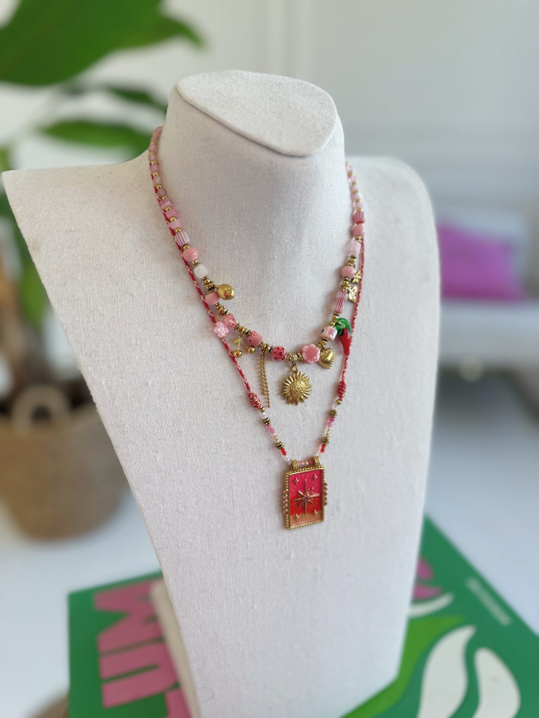 Collier sur cordon rose avec son soleil (longueur réglable) – Image 2